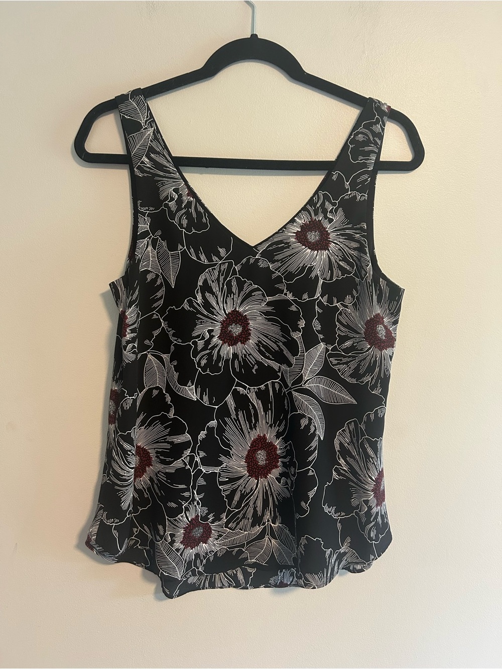 RW&CO. Small Black, white and red Floral V-Neck sleeveless blouse